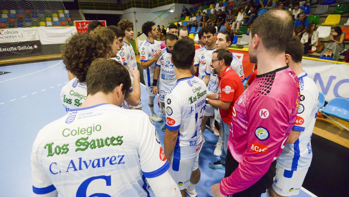 Partido entre Club Cisne Balonmano y Sinfín en el Príncipe Felipe