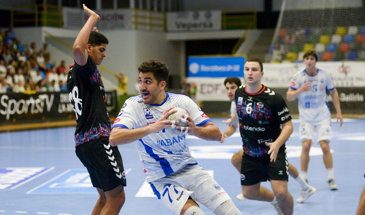 Alejandro Conde, no partido entre Club Cisne Balonmano e Sinfín no Príncipe Felipe