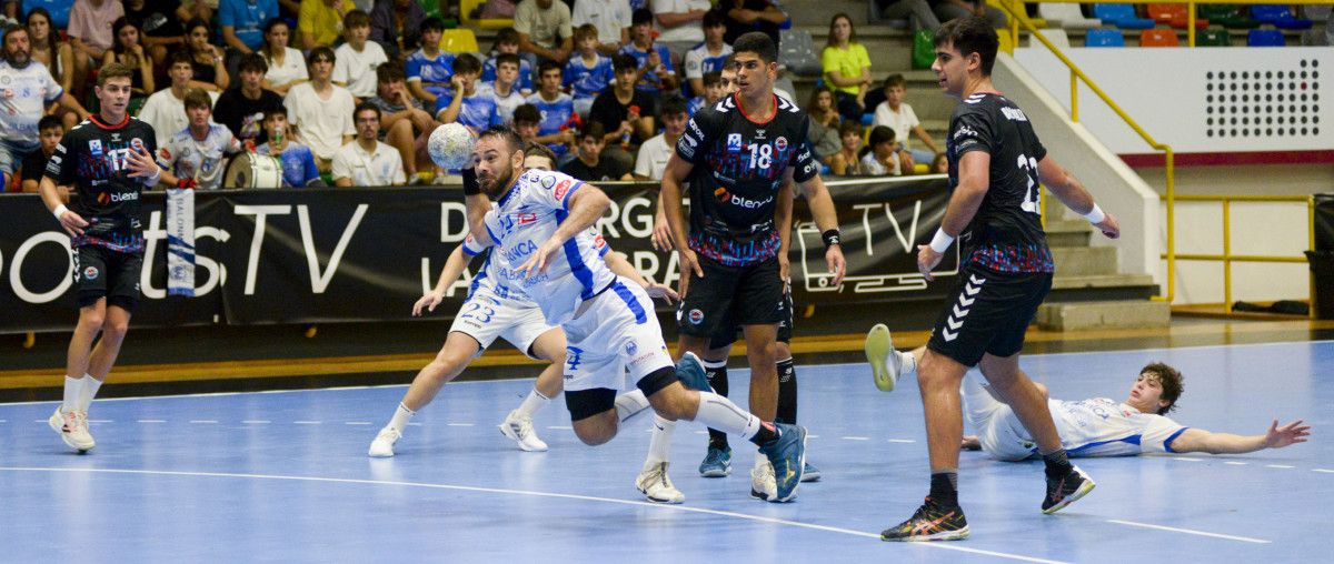Partido entre Club Cisne Balonmano y Sinfín en el Príncipe Felipe