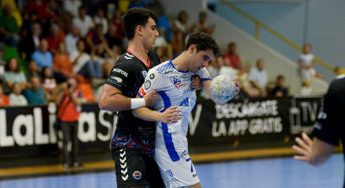 Álex Chan, en el partido entre Club Cisne Balonmano y Sinfín en el Príncipe Felipe