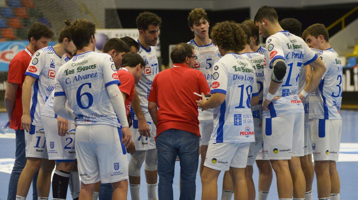 Partido entre Club Cisne Balonmano y Sinfín en el Príncipe Felipe
