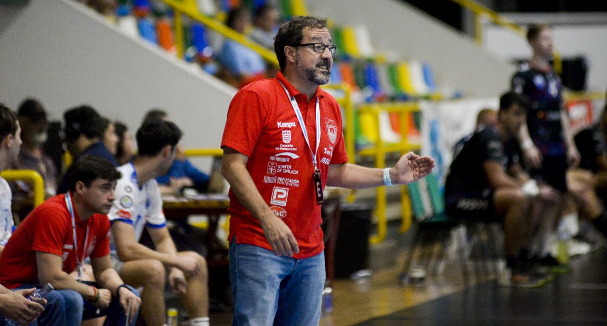Javier Márquez, no partido entre Club Cisne Balonmano e Sinfín no Príncipe Felipe