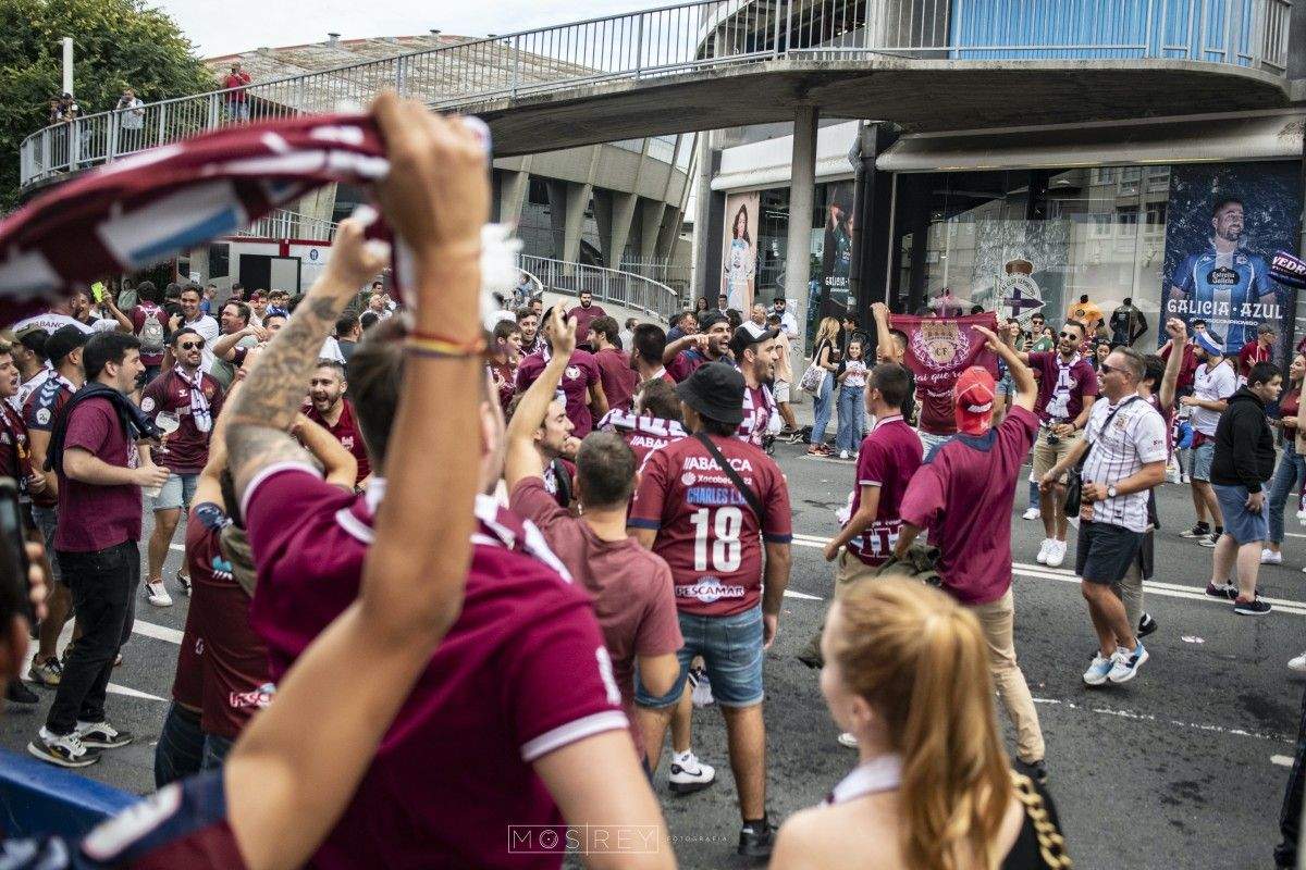 A afección do Pontevedra viste de granate a cidade da Coruña