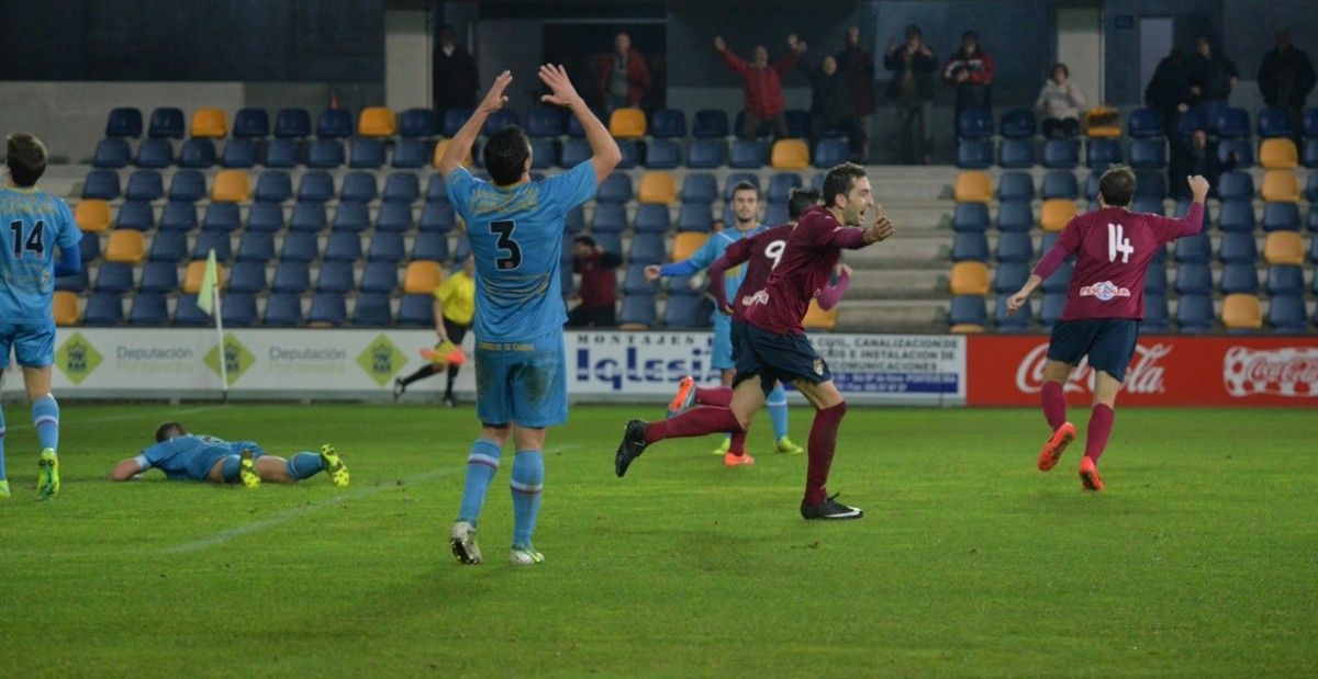 Os xogadores do Pontevedra celebran o gol da vitoria sobre o Alondras en Pasarón Os xogadores do Pontevedra celebran o gol da vitoria sobre o Alondras en Pasarón
