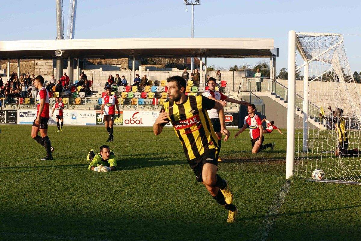 Changui celebra el primer gol del Ribadumia ante el Arosa en A Senra