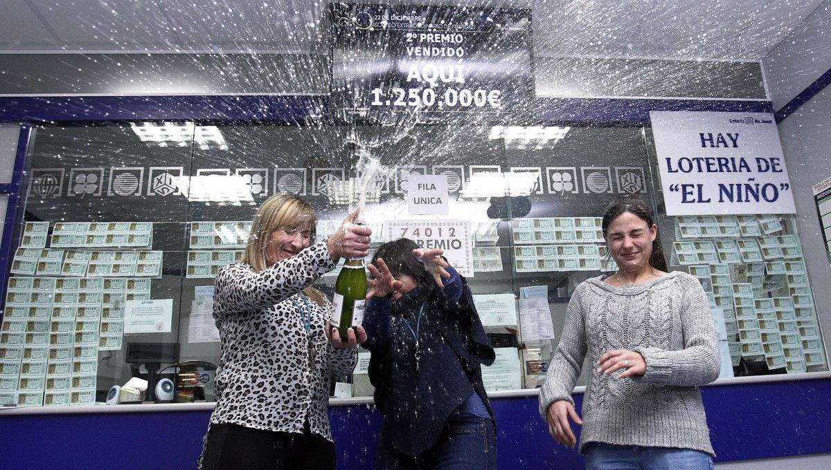 La Administración de Lotería de A Barca celebra que repartieron dos premios del Sorteo de Navidad