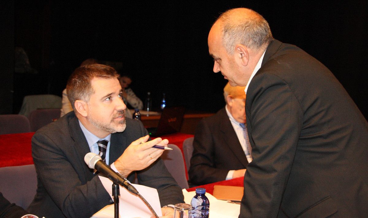 Jacobo Moreira y Agustín Fernández dialogan antes del inicio del Pleno Municipal