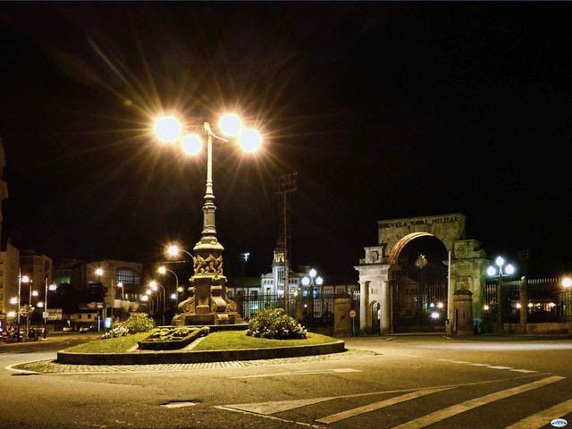 Porta principal da Escola Naval de Marín