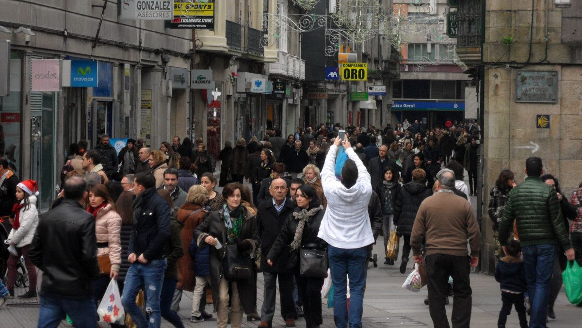 Marea de gente en la calle Michelena el día de Nochebuena