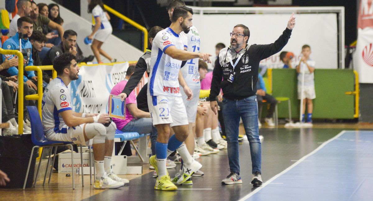 Javier Márquez dando ordes a David Chapela no partido contra Bada Huesca