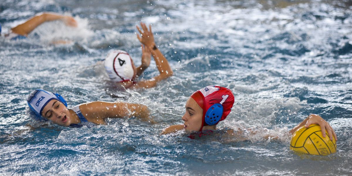 Alejandra Gallegos, en el partido entre Waterpolo Pontevedra y CNC Alcorcón en la Escuela Naval de Marín