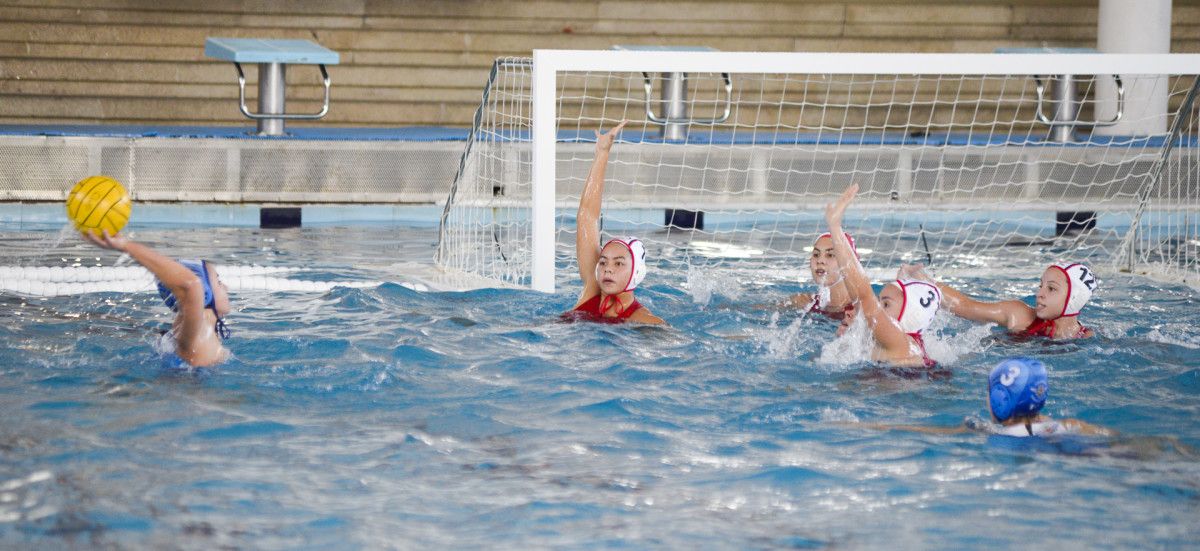 Partido entre Waterpolo Pontevedra e CNC Alcorcón na Escola Naval de Marín