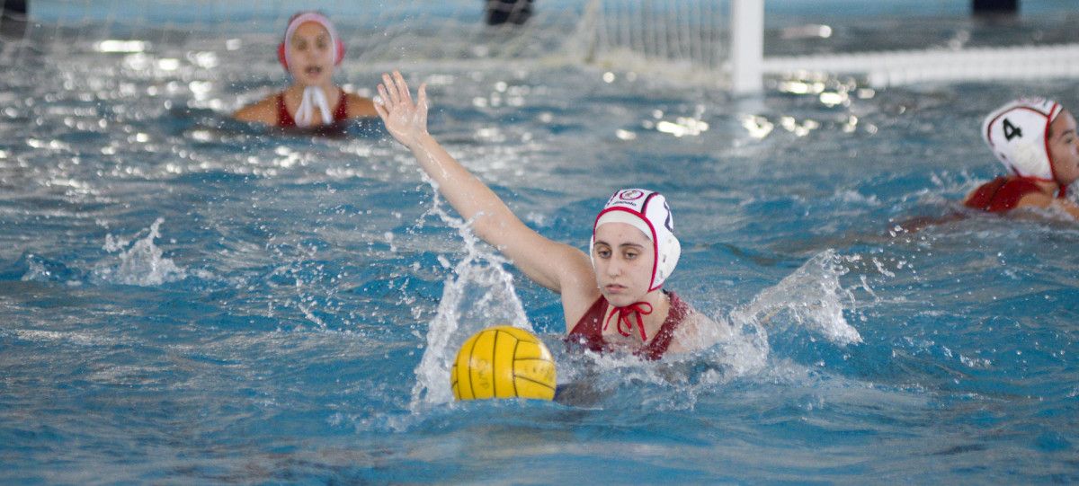 Partido entre Waterpolo Pontevedra y CNC Alcorcón en la Escuela Naval de Marín
