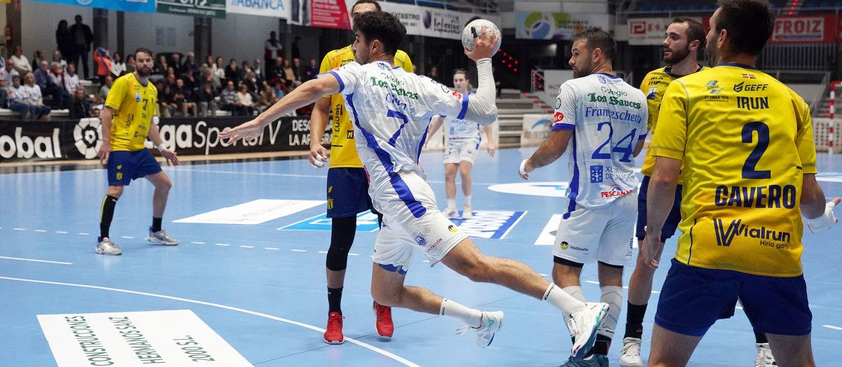 Álex Chan, no partido de Liga Asobal entre Cisne e Bidasoa