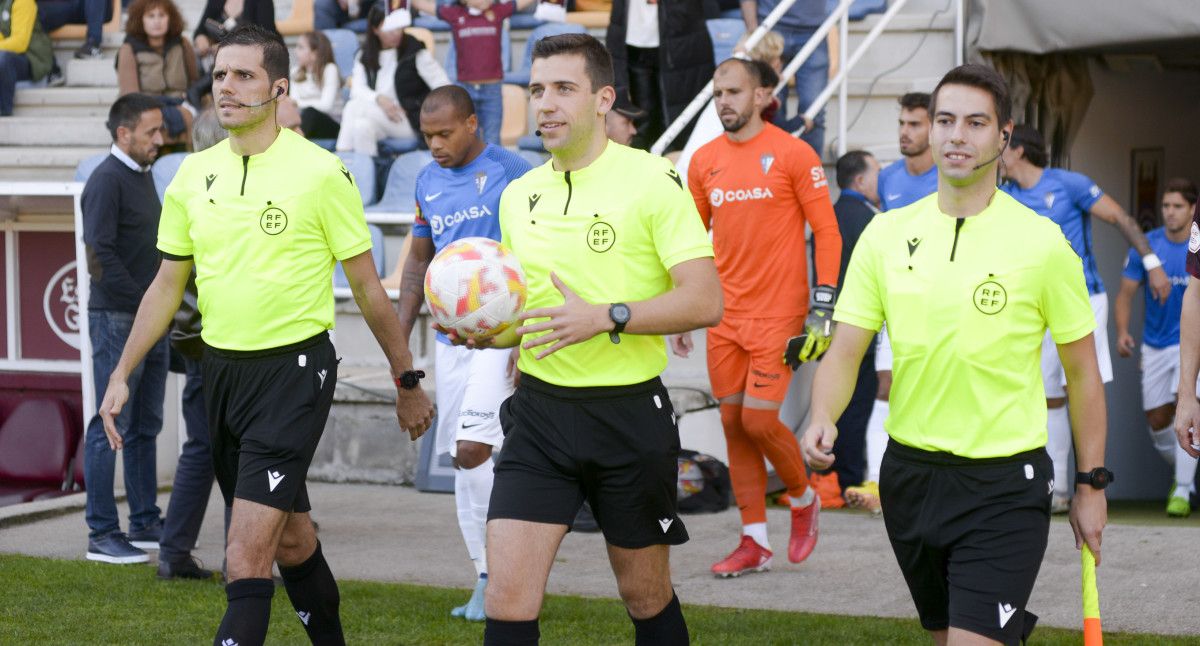 Trío arbitral no partido de Primera RFEF entre Pontevedra CF e San Fernando CD en Pasarón