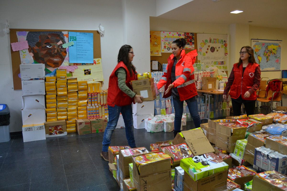 Voluntarios colaborando en el banco de alimentos de Cruz Roja