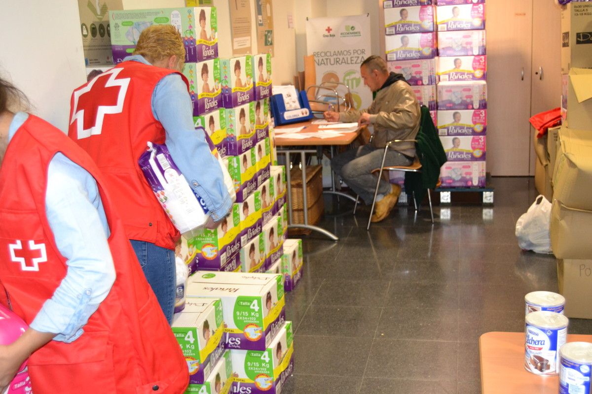 Voluntarios colaborando en el banco de alimentos de Cruz Roja