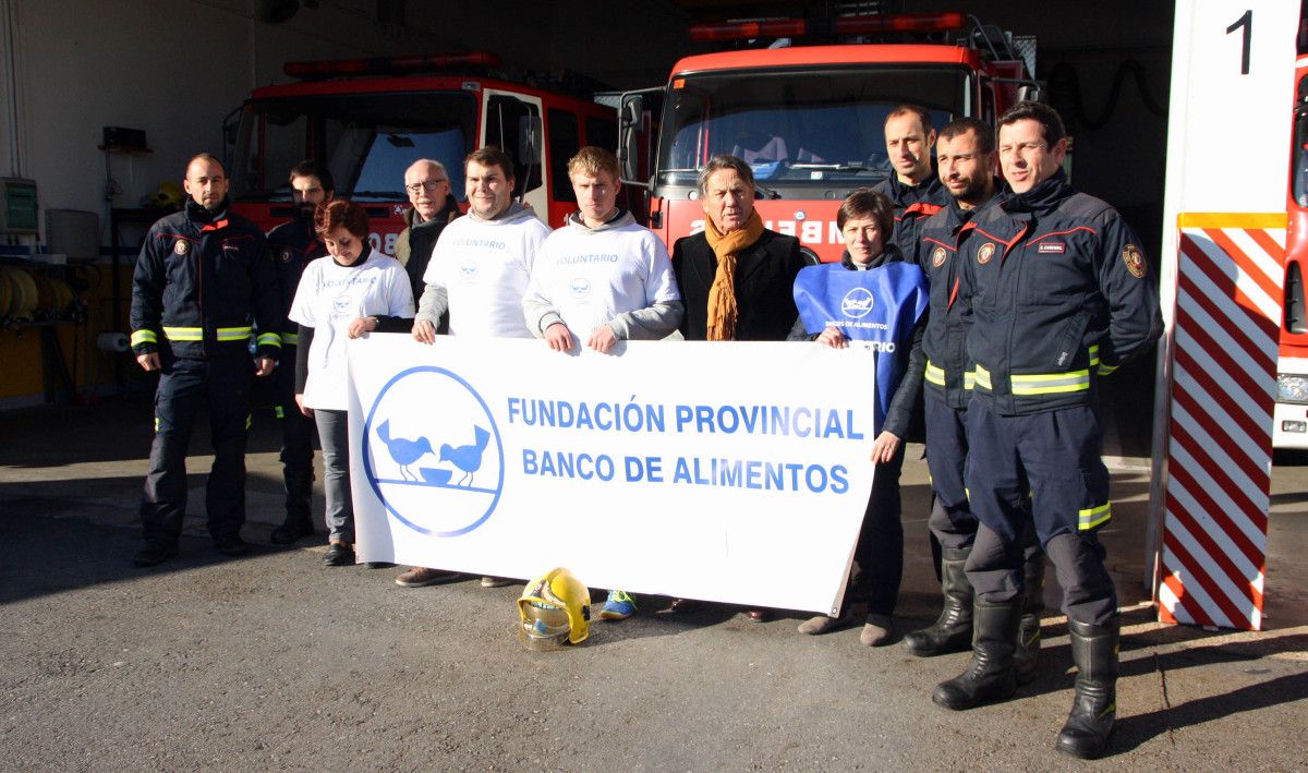 Bombeiros de Pontevedra e representantes do Banco de Alimentos