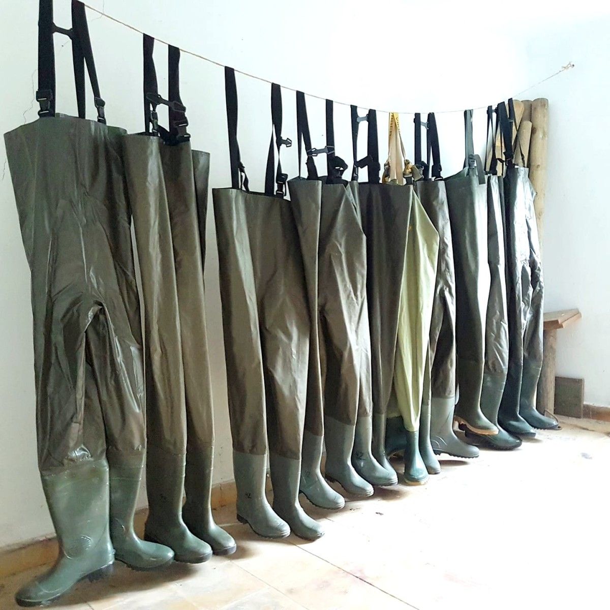 Ropa de agua empleada por integrantes de Vaipolorío en la limpieza de O Gafos