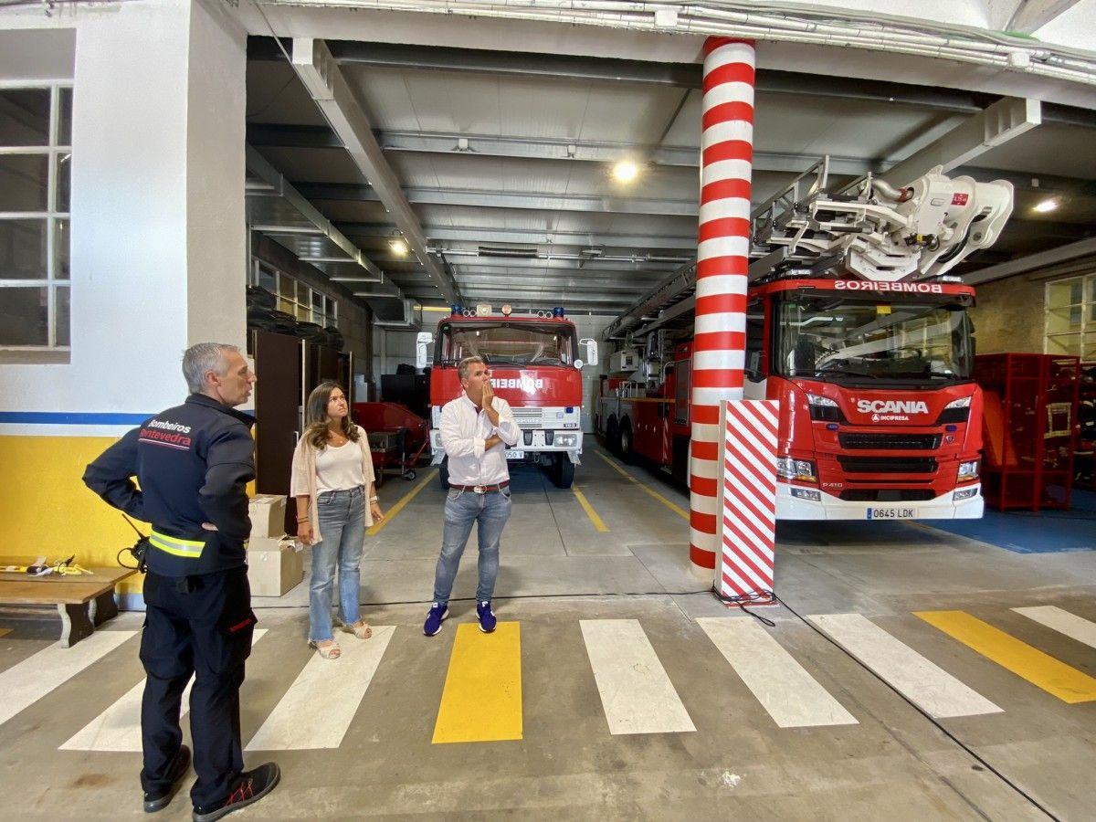 Visita de Rafa Domínguez e Pepa Pardo ao parque de Bombeiros