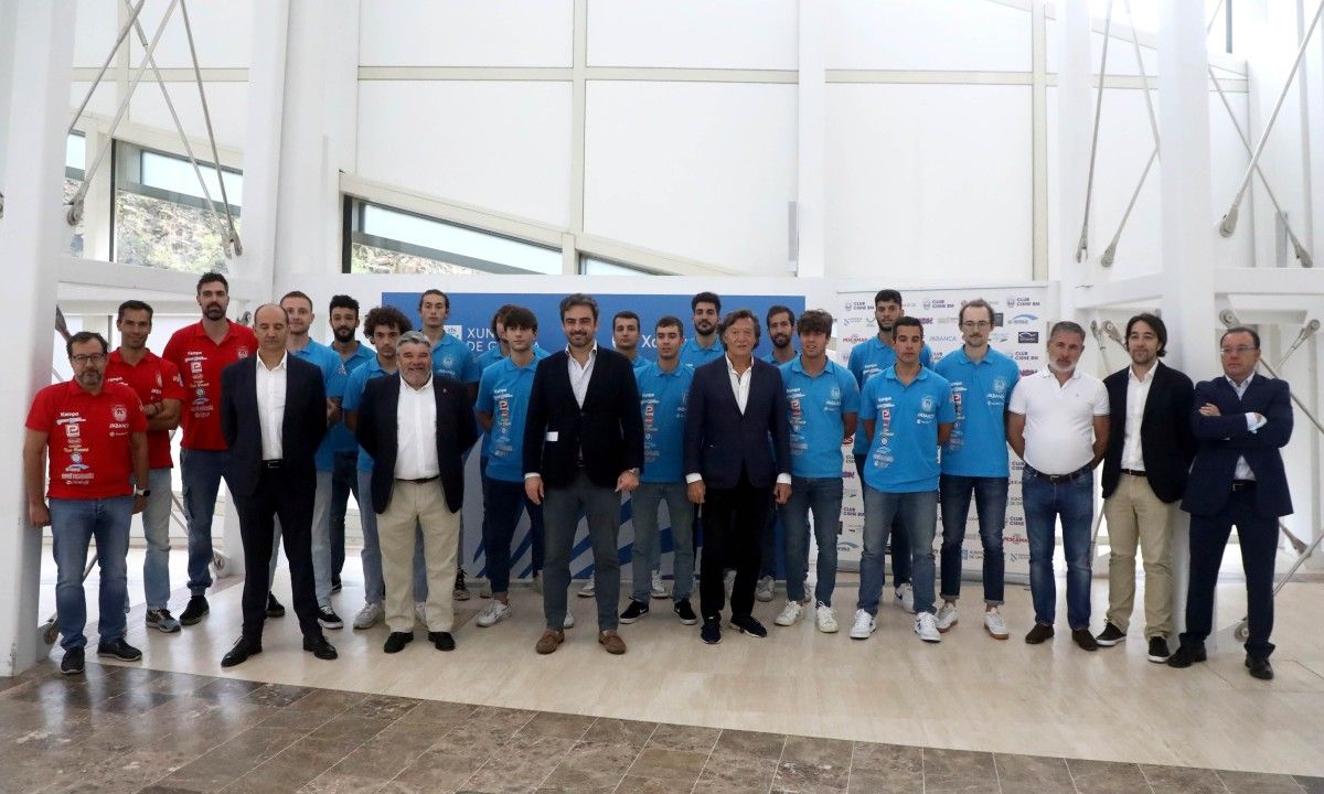 Recepción ao Cisne por parte do vicepresidente da Xunta Diego Calvo