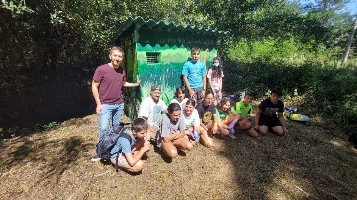 Alberto Oubiña, concelleiro de Xuventude, con participantes de Ponteverán