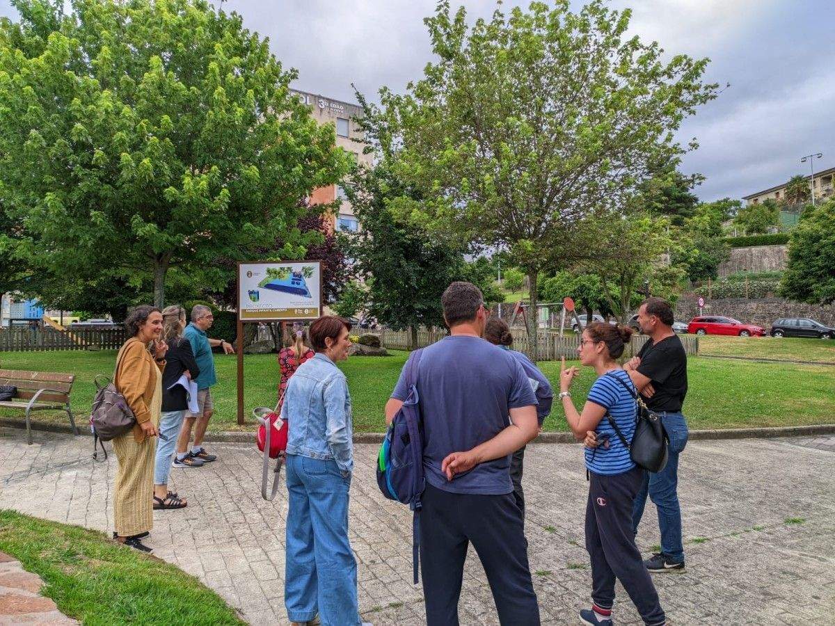 Miembros del gobierno local de Poio en el parque infantil de Rosalía de Castro