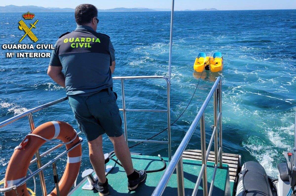 Intervención da Garda Civil para rescatar aos tripulantes dun hidropedal en Sanxenxo