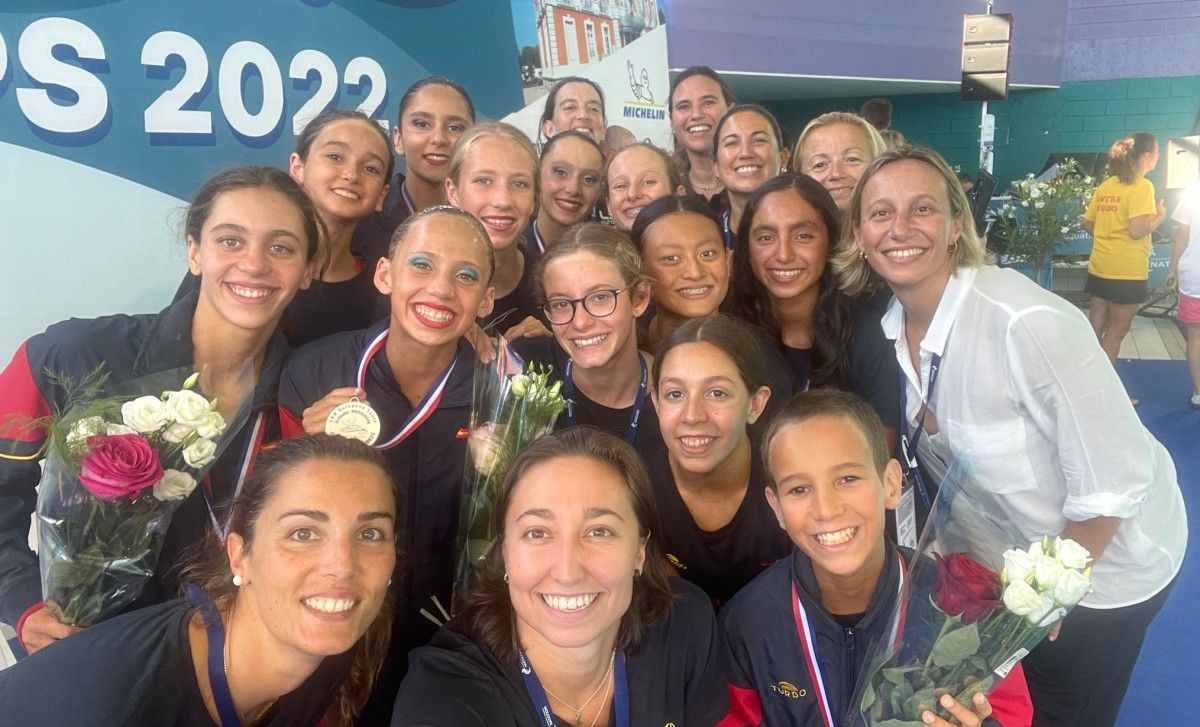 Daniela Suárez (centro, coa medalla) co resto da Selección Española Infantil que competiu no Europeo