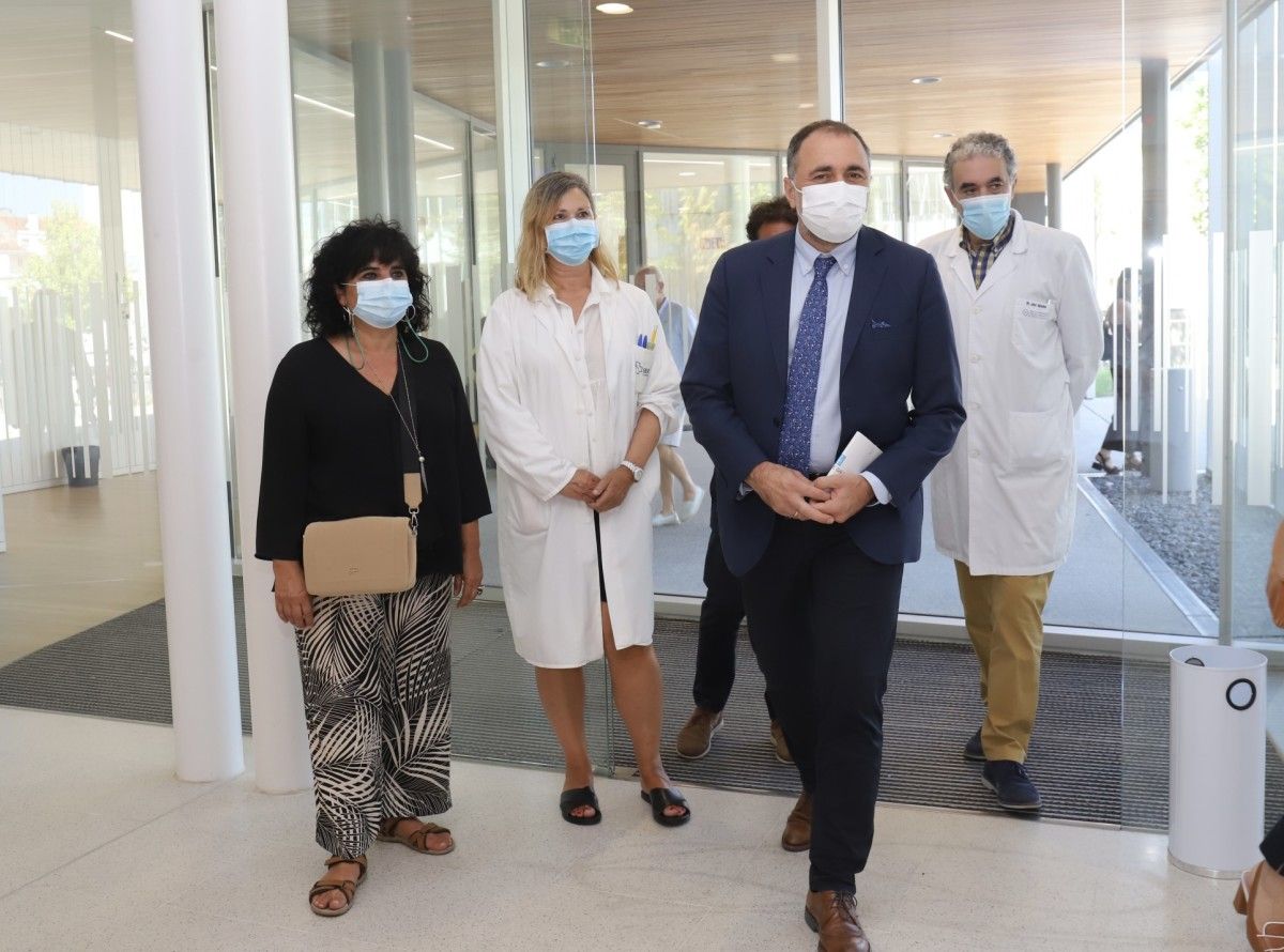 O conselleiro de Sanidade, Xulio García Comesaña, visita o centro de saúde da Estrada