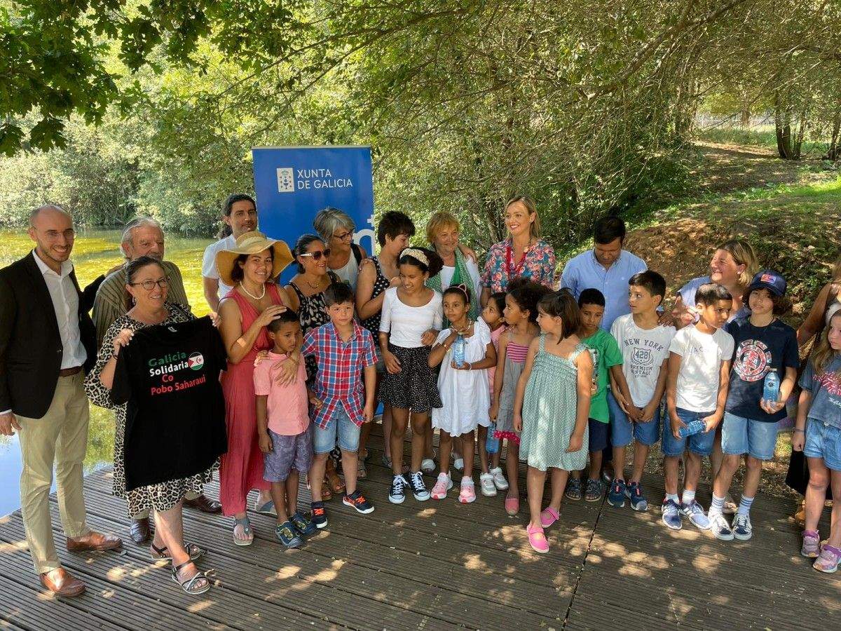 Menores saharauis y sus familias gallegas de acogida, recibidos por la conselleira de Política Social, Fabiola García