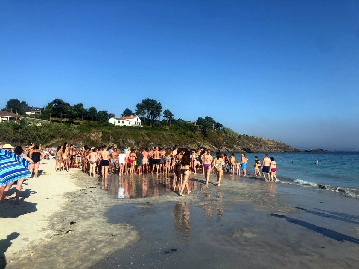 Bañistas na zona de Canelas onde o neno quedou atrapado