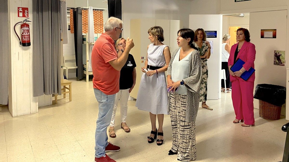 María Jesús Lorenzana e Nava Castro coñecen o albergue Aloxa