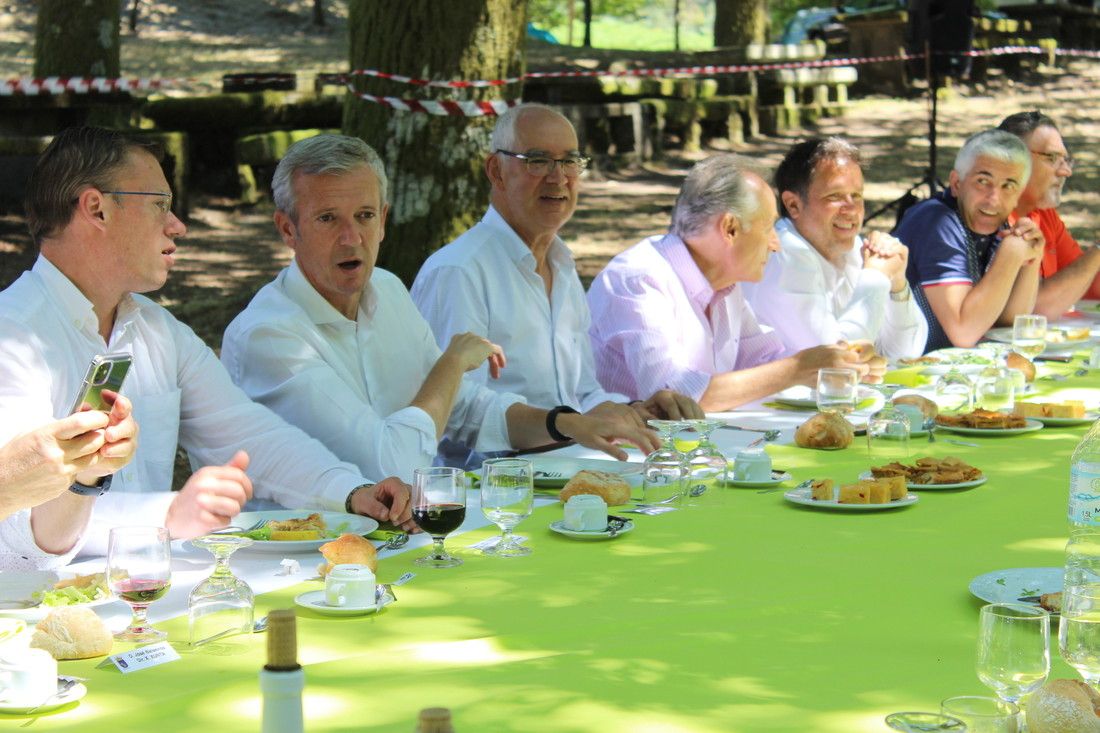 El presidente de la Xunta, Alfonso Rueda, participa en la Comida de la Tercera Edad de A Lama
