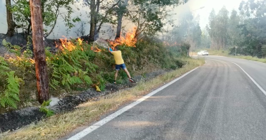 Un vecino apaga el fuego en Cea