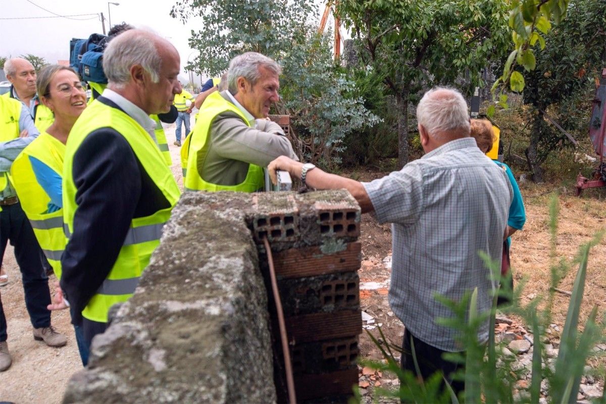 Ethel Vázquez, Gonzalo Durán y Alfonso Rueda conversan con residentes en Vilanova