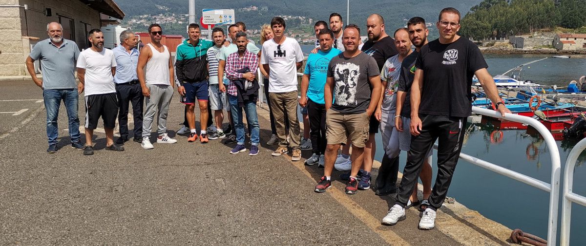 Mariscadores a flote de la cofradía de San Telmo se concentran en el muelle de Campelo