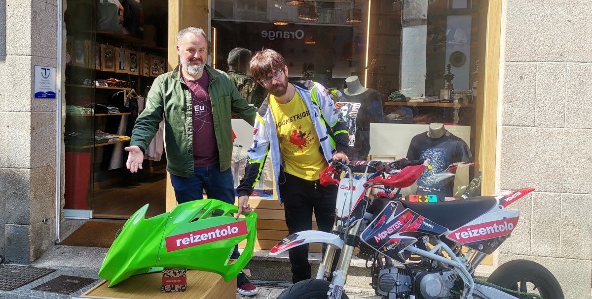 Pablo Zentolo, de Rei Zentolo, e o piloto Alberto Boo asinan o seu acordo de patrocinio