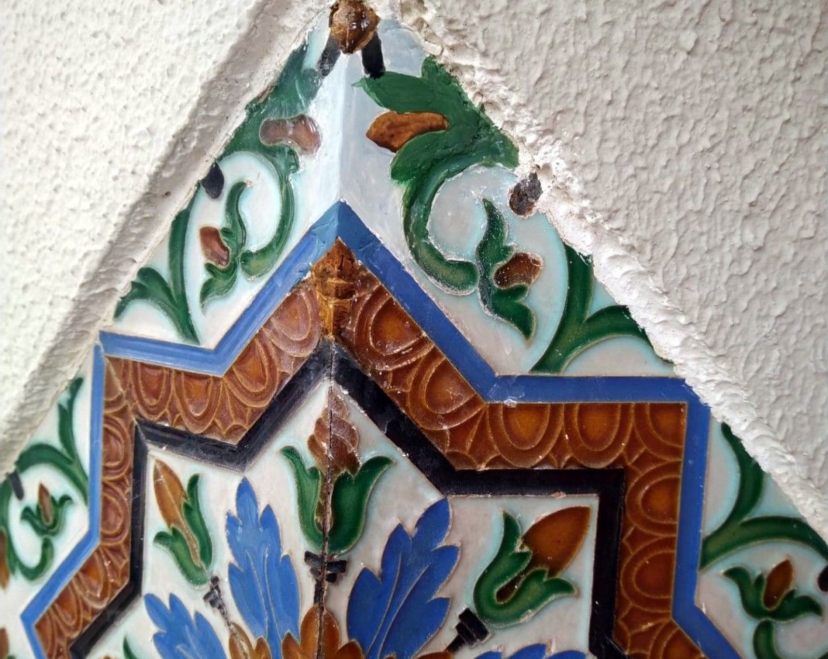 Azulexo do edificio de Michelena 30 no proceso de restauración