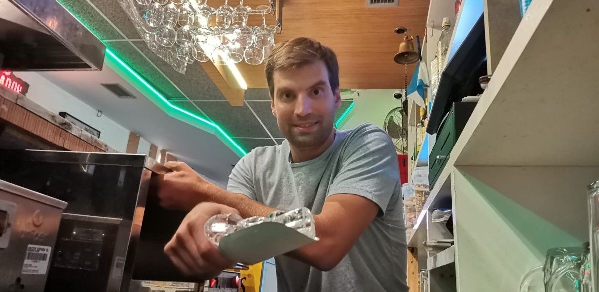 Carlos Fontán, propietario da cervexería El Bruc, amosa os xeos producidos pola nova fabricadora instalada en su local