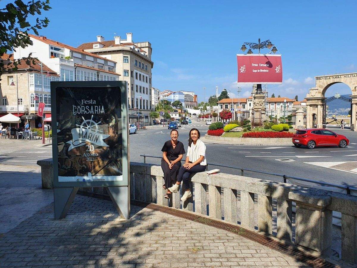 La alcaldesa María Ramallo y la concelleira Marián Sanmartín visitan la Alameda, que será epicentro de la Festa Corsaria de Marín