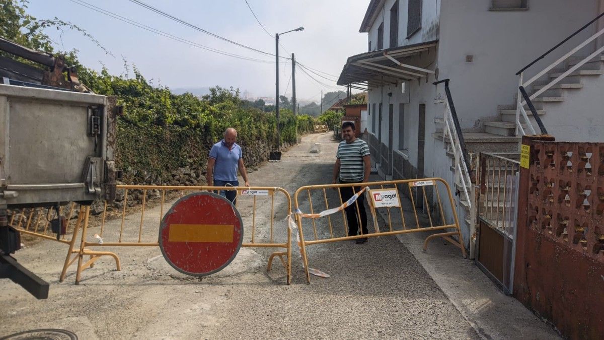 Gregorio Agís visita as obras en Saíñas