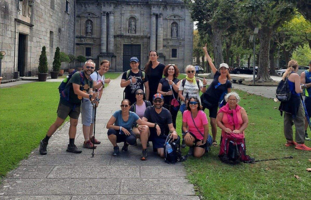 Peregrinos en Poio percorrendo a "Variante espiritual"