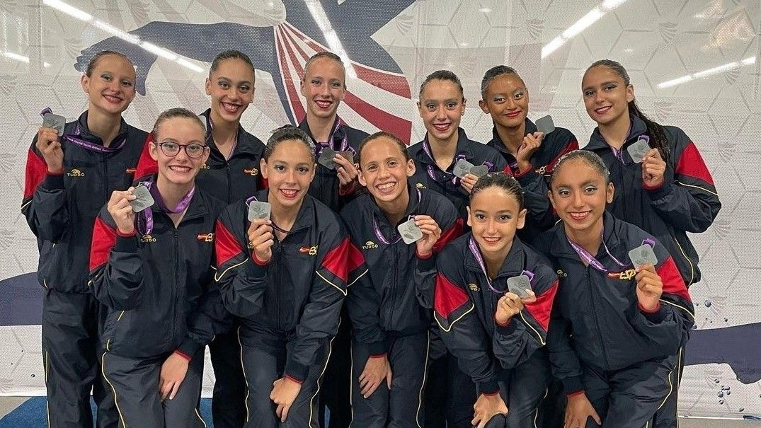 Daniela Suárez co equipo nacional infantil de natación artística subcampión do mundo