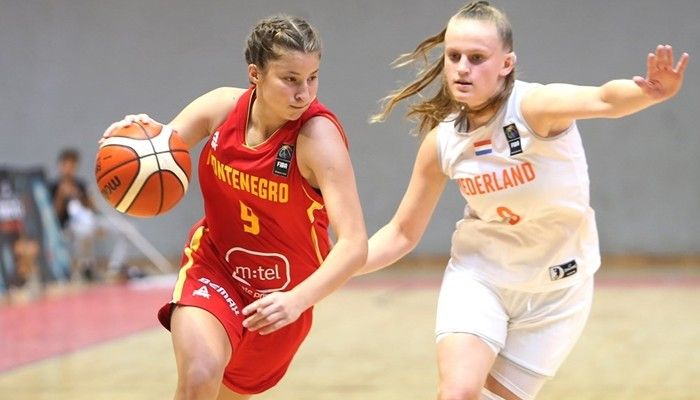 Andrea Glomazić, nun partido coa selección de Montenegro