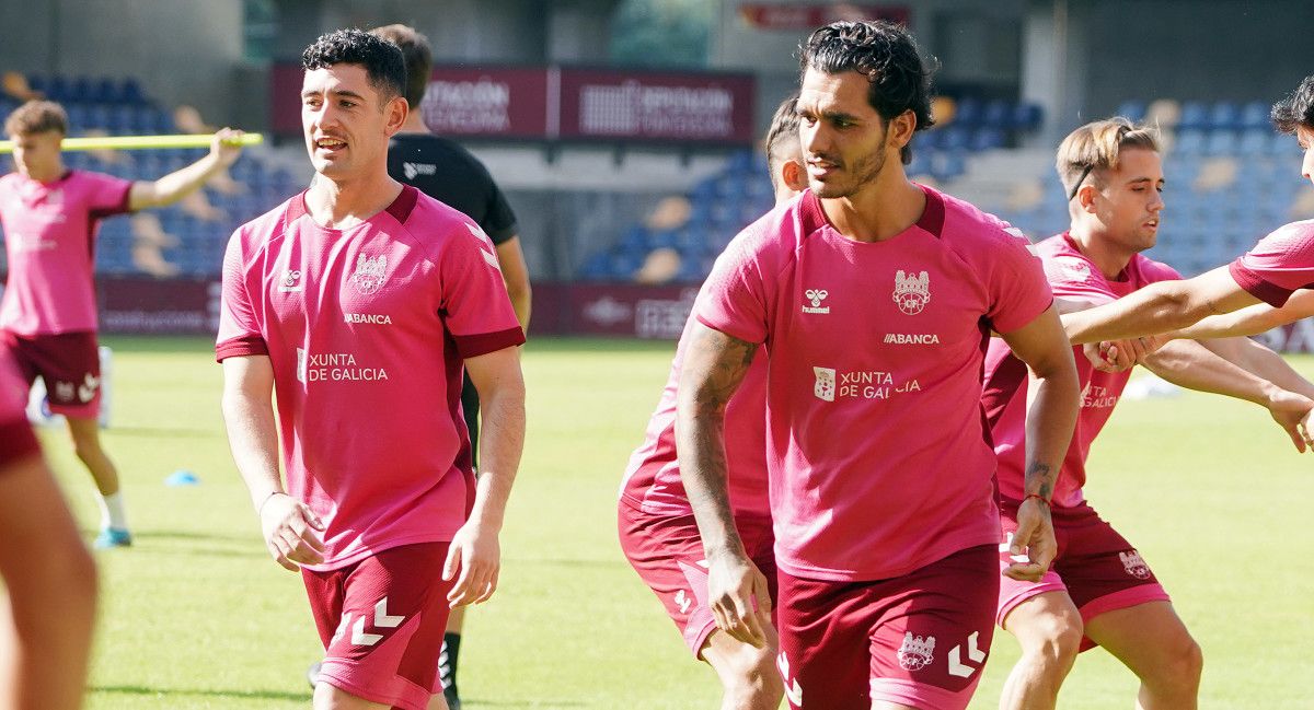 Oier Calvillo e Samu Araújo, nun adestramento do Pontevedra en Pasarón
