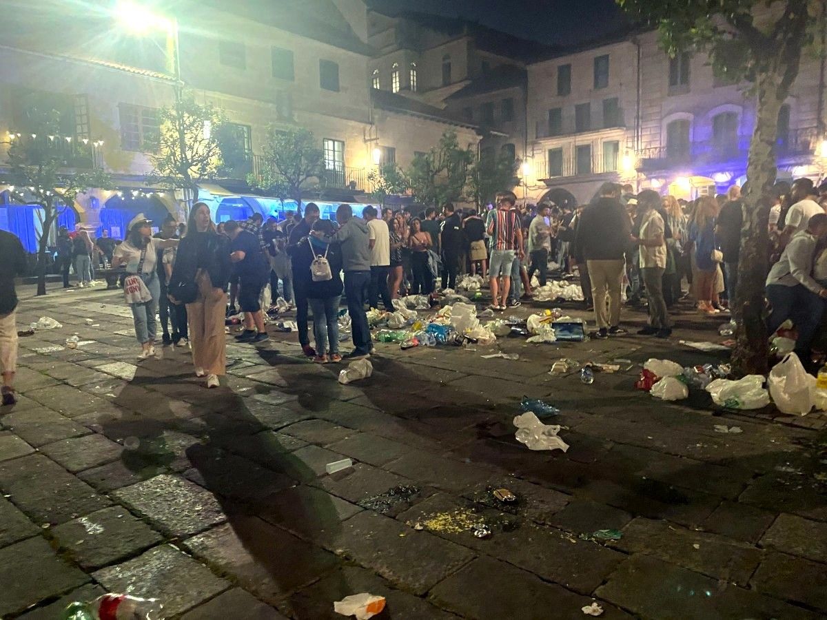 Basura en la plaza del Teucro en la noche del sábado