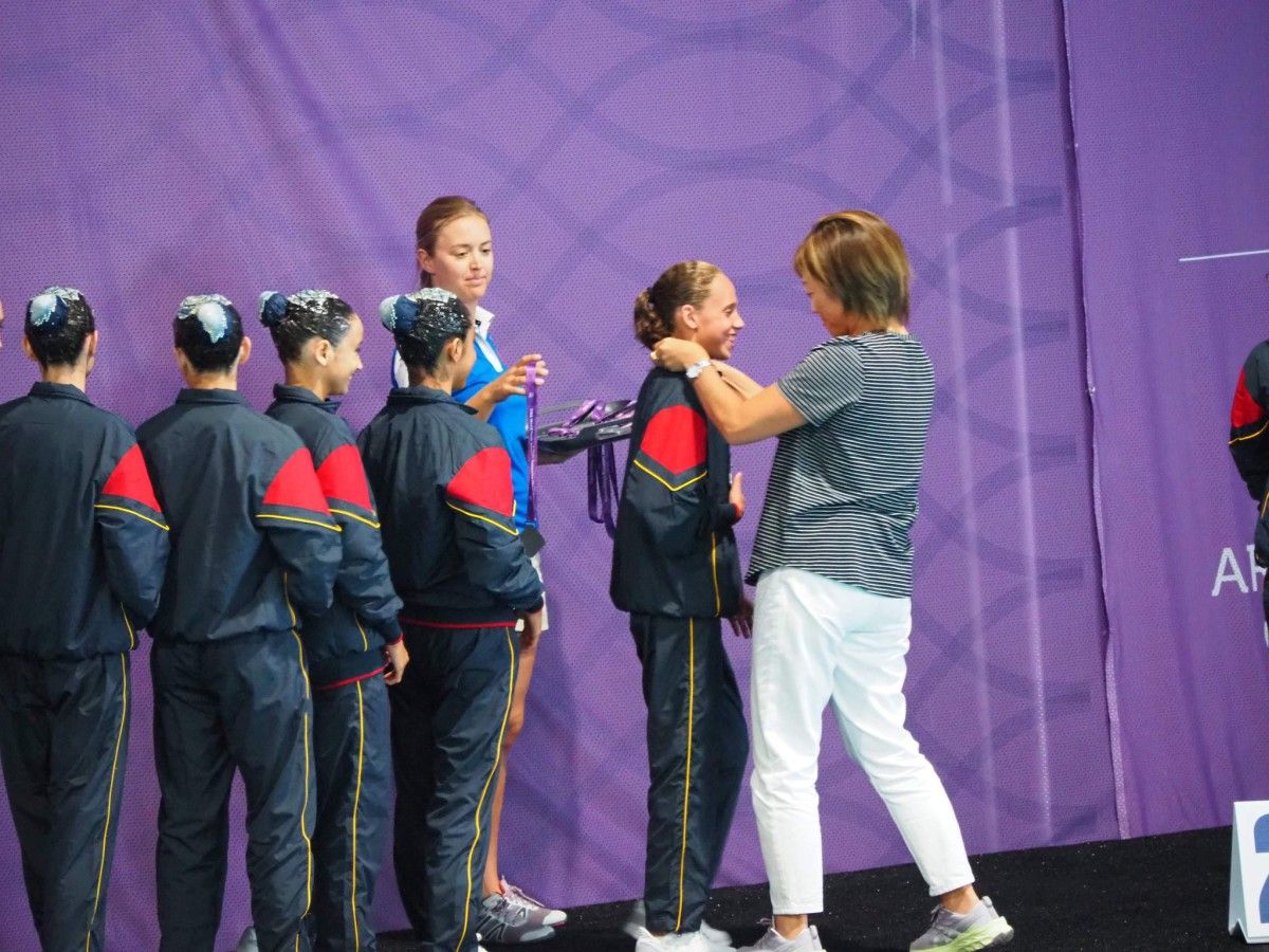 Daniela Suárez festexa a medalla de ouro conseguida no Mundial Infantil