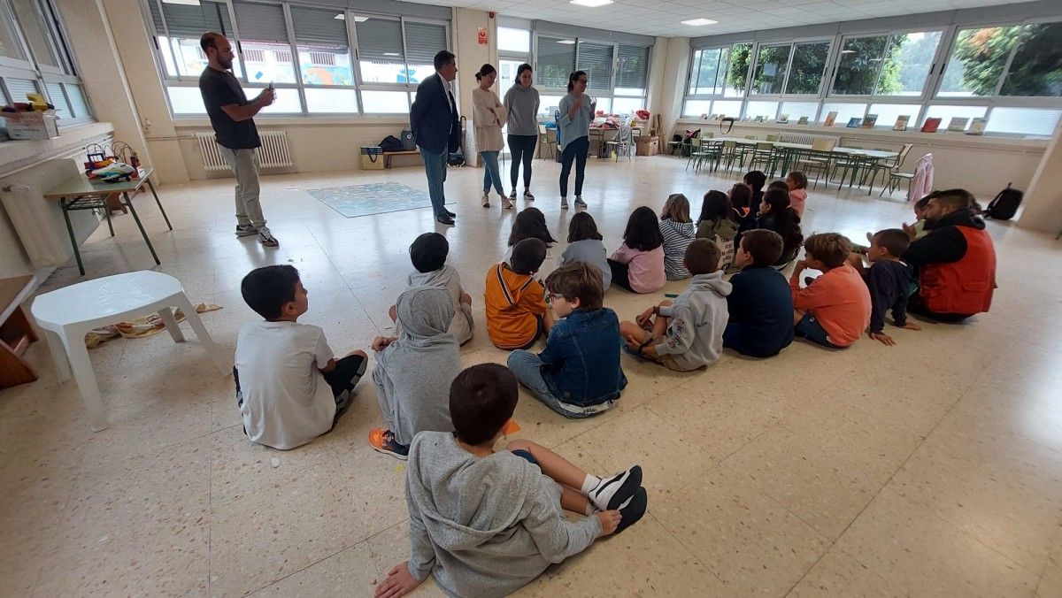 El alcalde habla con los niños de la ludoteca Conciliaverán 