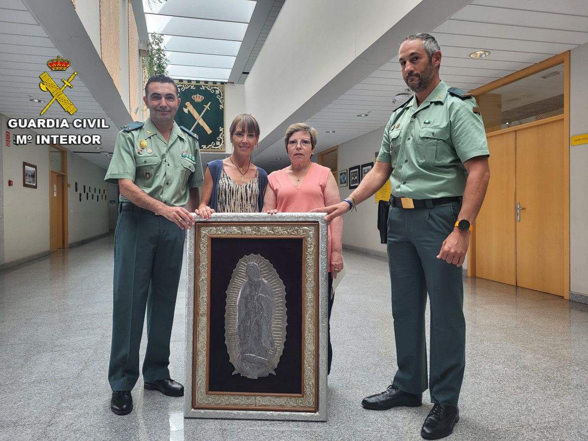 A Garda Civil entrega á súa propietaria un cadro roubado